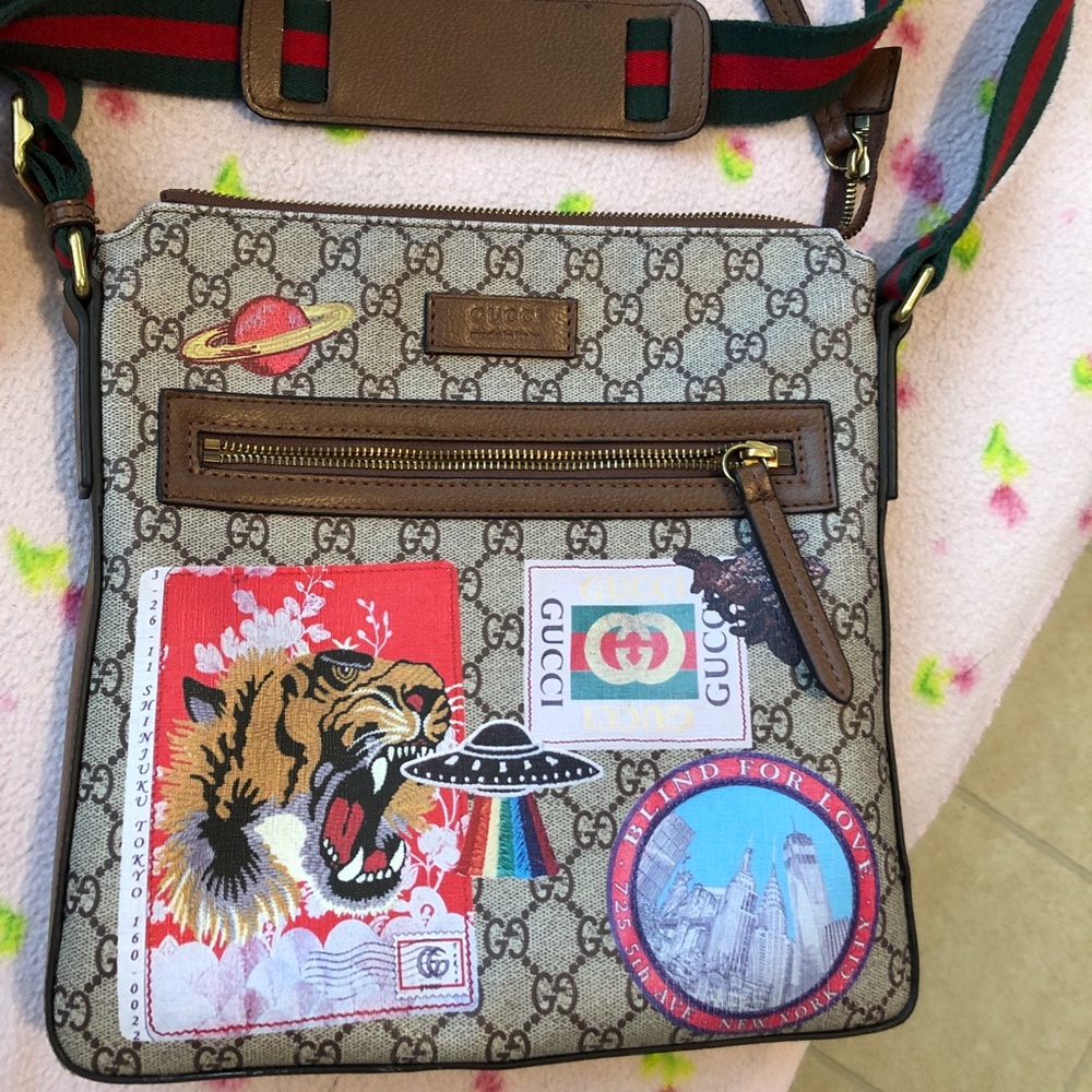 GUCCI CURRIER SOFT GG SUPREME MESSENGER BAG